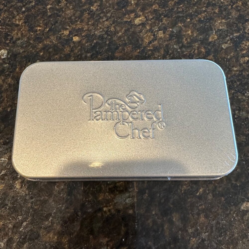 Pampered Chef Creative Cutters Set New Sealed #1095 Mini Cookie Shapes & Tin - Picture 2 of 3